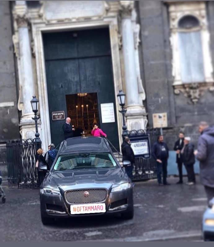 Jaguar funebre Gennaro Tammaro davanti alla chiesa
